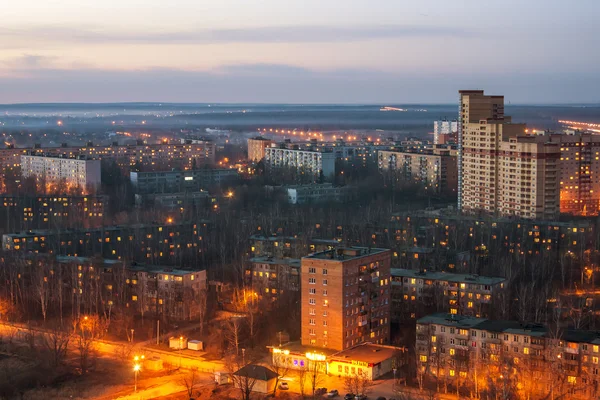 Pushkino, Rusia, el 23 de abril de 2011. Una vista nocturna de la ciudad nocturna desde un punto alto — Foto de Stock