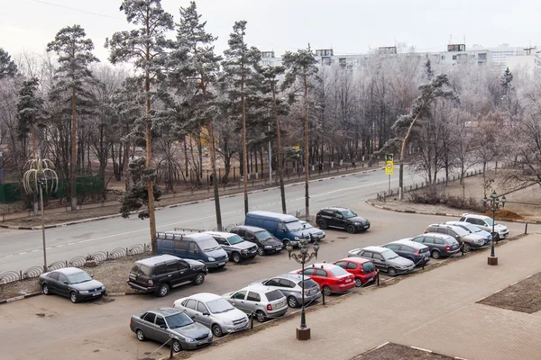 Pushkino, Russia, on November 30, 2014. early frosty morning at the end of fall. A view of a parking in the inhabited massif — Stock Photo, Image