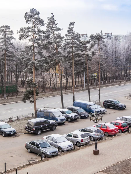 Pushkino, Russia, on November 30, 2014. early frosty morning at the end of fall. A view of a parking in the inhabited massif — Stock Photo, Image