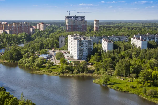 Pushkino, Rússia, em 24 de abril de 2011. Uma vista da cidade a partir de um ponto alto — Fotografia de Stock