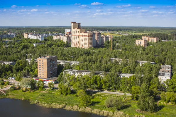 Pushkino, Russie, le 24 avril 2011. Une vue sur la ville depuis un point culminant — Photo