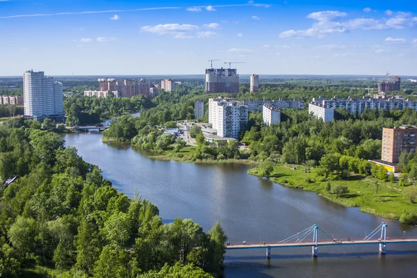 Pushkino, Rússia, em 24 de abril de 2011. Uma vista da cidade a partir de um ponto alto — Fotografia de Stock