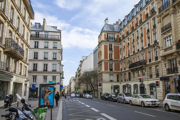 París, Francia, el 3 de mayo de 2013. Vista urbana típica en la tarde de primavera — Foto de Stock