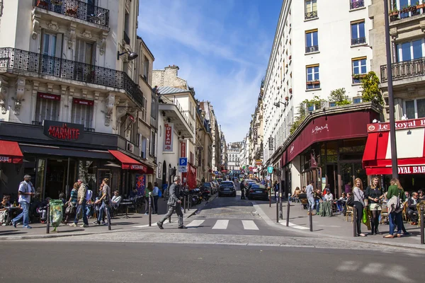 París, Francia, el 3 de mayo de 2013. Vista urbana típica en la tarde de primavera —  Fotos de Stock