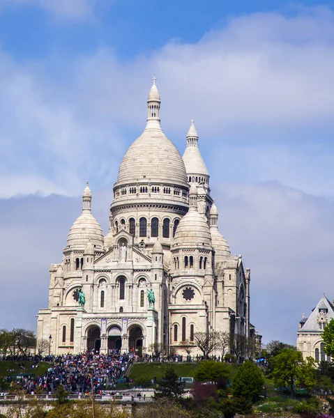 3 Mayıs 2013 tarihinde, Paris, Fransa. Montmartre, şehir simgelerinden birini üst Sakre-Ker bazilika bir görünüm — Stok fotoğraf