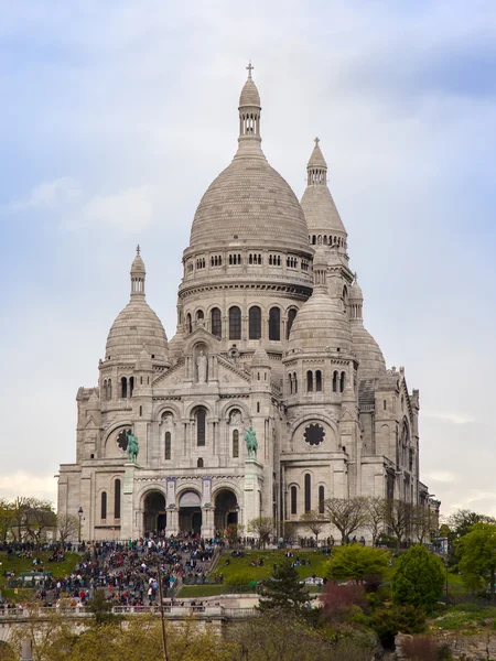 3 Mayıs 2013 tarihinde, Paris, Fransa. Montmartre, şehir simgelerinden birini üst Sakre-Ker bazilika bir görünüm — Stok fotoğraf