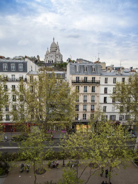 Paris, Frankreich, am 3. Mai 2013. Blick auf den Boulevard am Fuße des Montmartre — Stockfoto