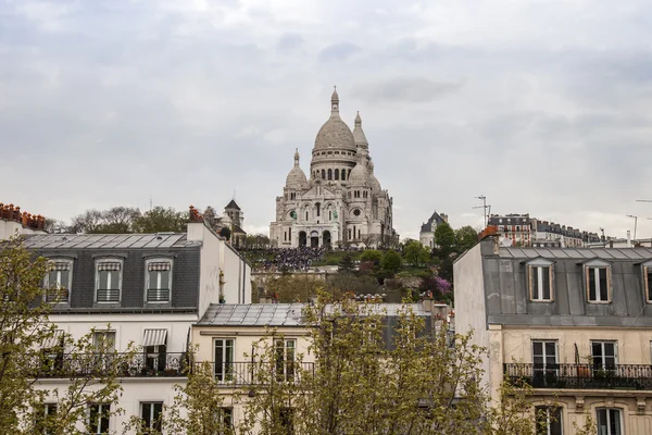 パリ、フランス、2013 年 5 月 3 日に。モンマルトルの下部に大通りのビュー — ストック写真