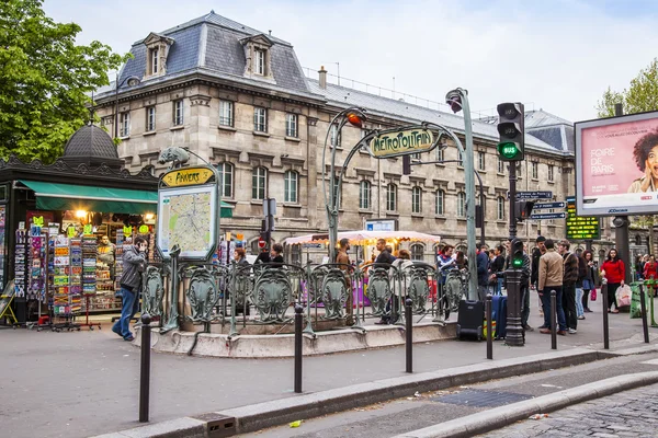 Paryż, Francja, na 3 maja 2013 roku. Typowy projekt wejścia do metra w stylu art deco — Zdjęcie stockowe