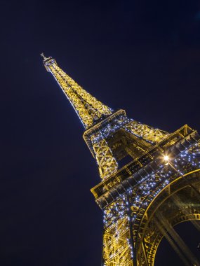 Paris, Fransa, 5 Mayıs 2013 tarihinde. Akşam aydınlatma Eyfel Kulesi