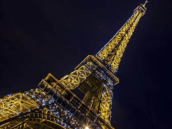 Париж, Франция, 5 мая 2013 года. Эйфелева башня в вечернем освещении — стоковое фото