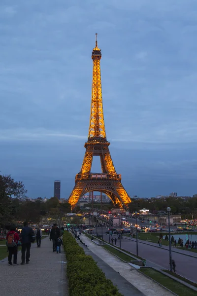 París, Francia, el 5 de mayo de 2013. La Torre Eiffel en iluminación nocturna —  Fotos de Stock