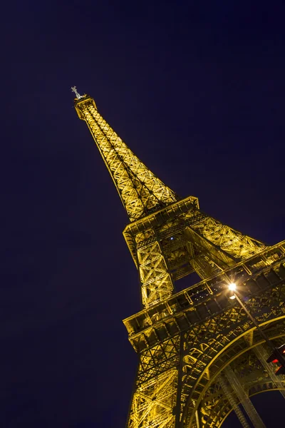 Париж, Франция, 5 мая 2013 года. Эйфелева башня в вечернем освещении — стоковое фото