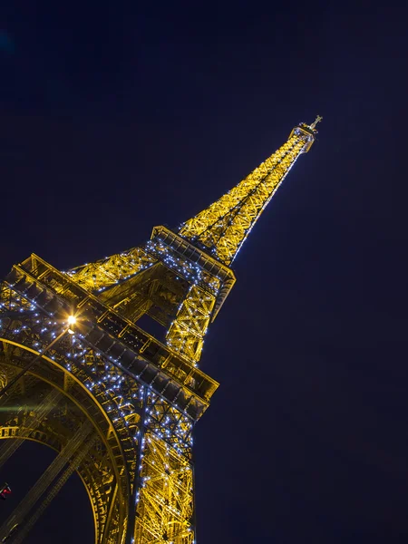 París, Francia, el 5 de mayo de 2013. La Torre Eiffel en iluminación nocturna — Foto de Stock