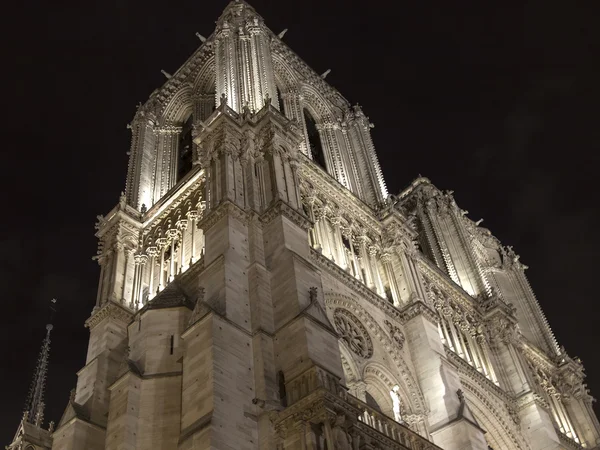 Parigi, Francia, il 1 maggio 2013. Notre Dame de Paris in illuminazione serale — Foto Stock