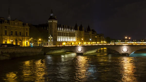 3 Mayıs 2013 tarihinde, Paris, Fransa. Geceleri tipik kentsel görünümü. Seine boyunca yürüyen gemi yüzer — Stok fotoğraf