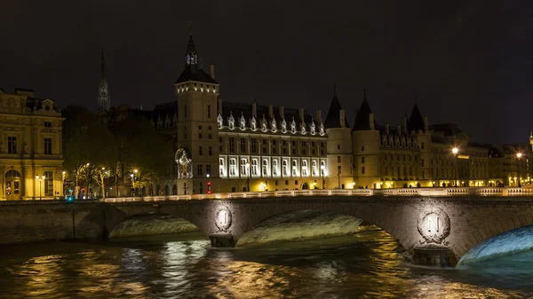 Paris, França, em 3 de maio de 2013. Vista urbana típica à noite. O navio que caminha flutua pelo Sena — Fotografia de Stock