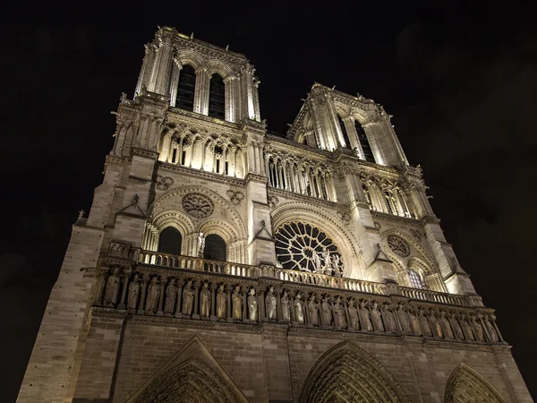 Paris, França, em 1 de maio de 2013. Notre Dame de Paris em iluminação noturna — Fotografia de Stock