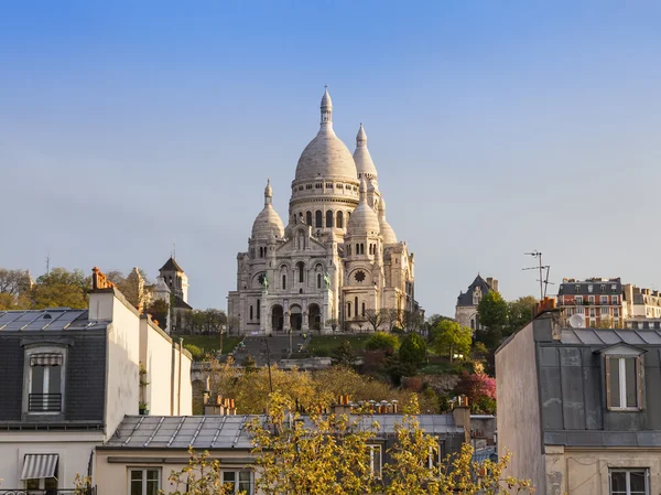 Paris, franz, am 3. mai 2013. ein blick auf eine basilika sakre-ker auf dem berg von montmartre, einem der symbole der stadt — Stockfoto