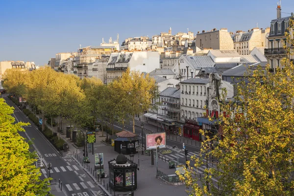 París, Francia, el 3 de mayo de 2013. Una vista del Boulevard en el fondo de Montmartre — Foto de Stock