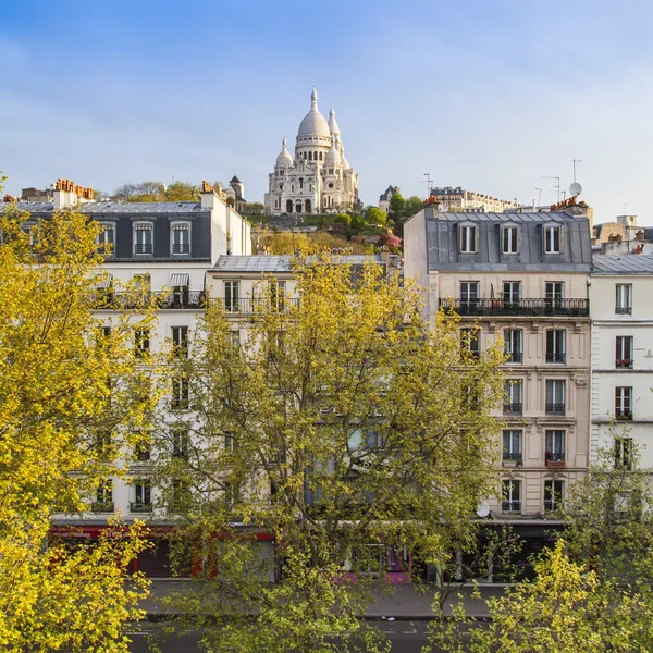 パリ、フランス、2013 年 5 月 3 日に。モンマルトルの下部に大通りのビュー — ストック写真