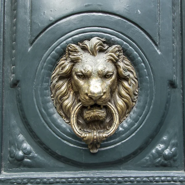 París, Francia, el 3 de mayo de 2013. El fragmento de la puerta de la casa típica antigua —  Fotos de Stock