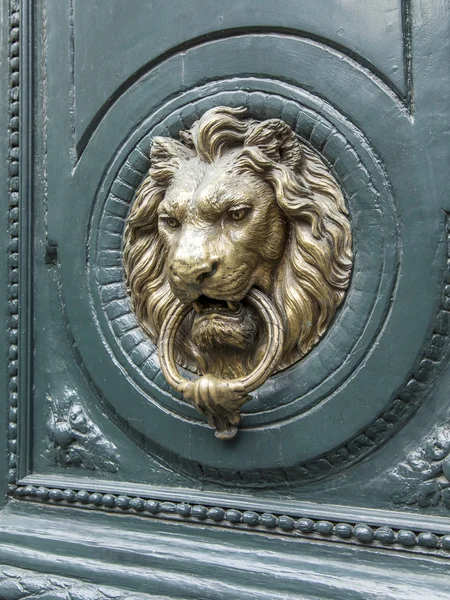 París, Francia, el 3 de mayo de 2013. El fragmento de la puerta de la casa típica antigua —  Fotos de Stock