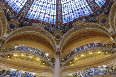 30 Nisan 2013 tarihinde, Paris, Fransa. Flagman Galeri salonu Lafayette, yazar Jacques Gruber modernist tarzı bir cam kubbe.