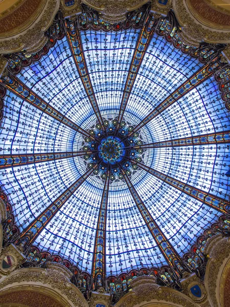 Paris, franz, am 30. april 2013. eine glaskuppel im modernistischen stil des flagman galeriegeschäfts lafayette, der autor jacques gruber. — Stockfoto