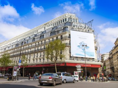 3 Mayıs 2013 tarihinde, Paris, Fransa. Bahar öğleden sonra tipik kent görünümünde. Galeri salonu Lafayette