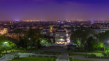 Paris, Fransa, 4 Mayıs 2013 tarihinde. Bir anket platformu gece şehirden bir görünümünü Montmartre tepe üzerinde