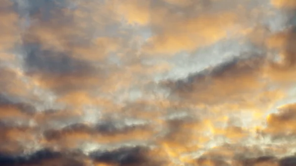 Paisagem celestial. As nuvens que são pitorescamente iluminadas com feixes de declínio — Fotografia de Stock
