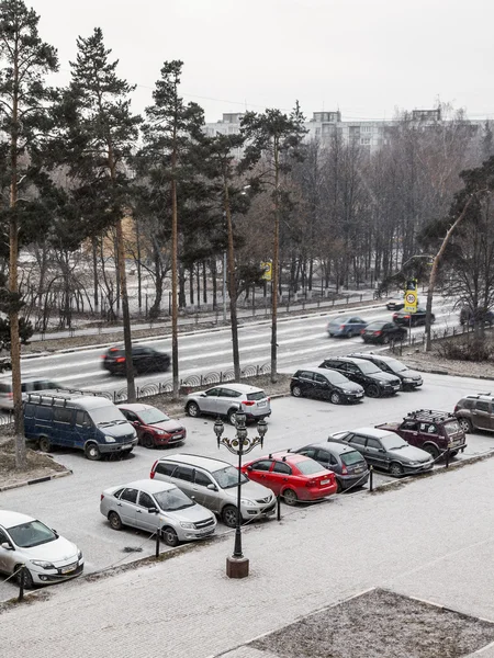 Poesjkino, Rusland, op 1 December 2014. Een sneeuwstorm aan het begin van de winter. De parking in de bewoonde woonwijk gebracht door sneeuw — Stockfoto