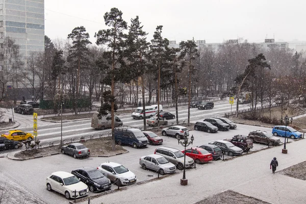 Пушкино, Россия, 1 декабря 2014 года. В начале зимы снежная буря. Парковка в населенном жилом районе, принесенная снегом — стоковое фото