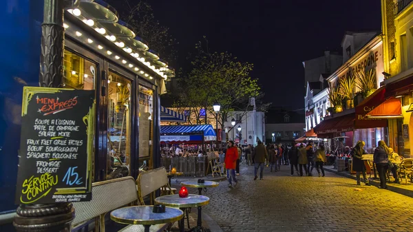 Paris, Frankreich, am 4. Mai 2013. Blick auf die nächtliche Stadt. die straße auf dem montmartre — Stockfoto