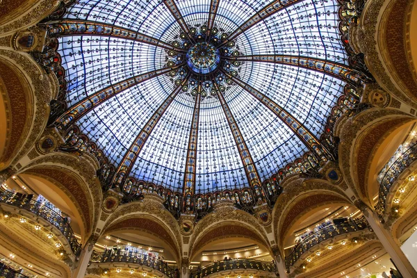 Paryż, Francja, na 30 kwietnia 2013 roku. Szklaną kopułą w modernistycznym stylu flagman sklep galeria Lafayette, autor Jacques Gruber. — Zdjęcie stockowe