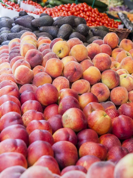 Paris, Frankreich. Obst auf einem Schaufenster des typischen Marktes an der Stadtstraße — Stockfoto