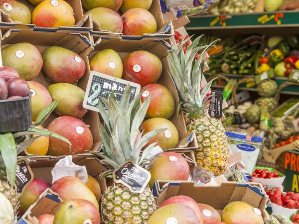 París, Francia, el 4 de mayo de 2013. Hortalizas y frutas en un escaparate del mercado típico de la calle de la ciudad — Foto de Stock