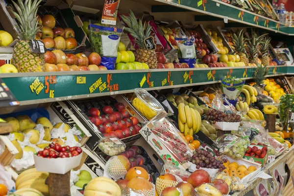 Paris, Frankrig, den 4. maj 2013. Grøntsager og frugt på et udstillingsvindue af det typiske marked på byens gade - Stock-foto