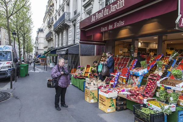 Paris, France, le 4 mai 2013. Les touristes âgés photographient légumes et fruits sur un comptoir du marché de rue — Photo