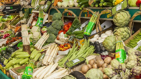 Paris, France, le 4 mai 2013. Légumes et fruits sur une vitrine du marché typique de la rue de la ville — Photo