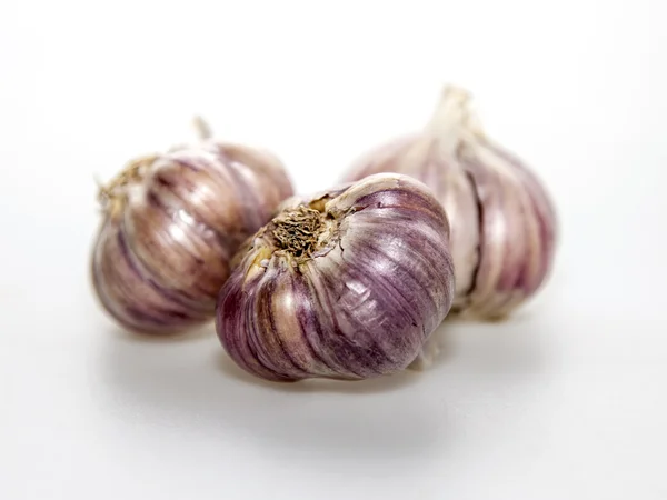 Tres cabezas de ajo en una mesa — Foto de Stock