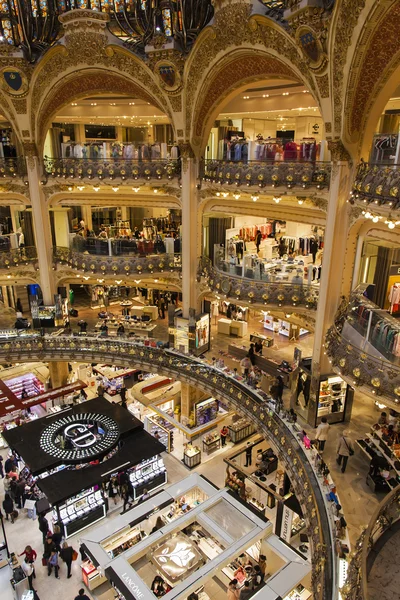 París, Francia, 30 de abril de 2013. Interior de la planta principal de comercio de la tienda insignia Galería Lafayette . —  Fotos de Stock