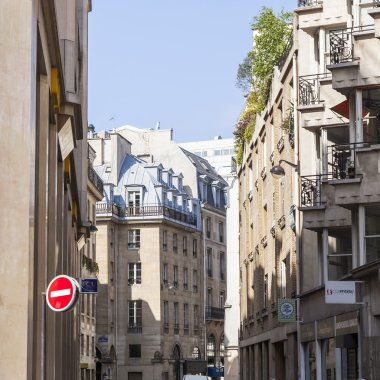 3 Mayıs 2013 tarihinde, Paris, Fransa. Bahar öğleden sonra tipik kentsel görünümü