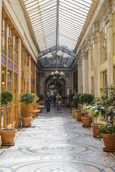 Paris, França, em 4 de maio de 2013. Passagem parisiense, aparência típica. Café em uma passagem — Fotografia de Stock