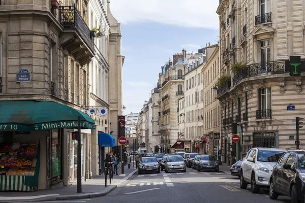 París, Francia, el 3 de mayo de 2013. Vista urbana típica en la tarde de primavera — Foto de Stock