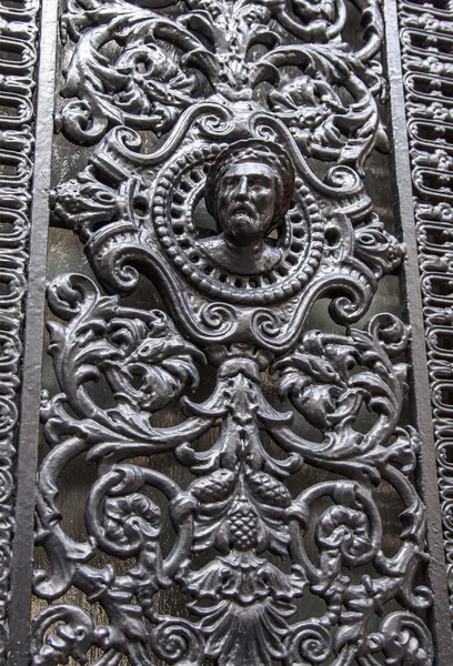 París, Francia, el 3 de mayo de 2013. El fragmento de la puerta de la casa típica antigua — Foto de Stock