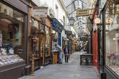 Paris, Fransa, 4 Mayıs 2013 tarihinde. Paris Passage, tipik görünüm. Bir geçit Cafe