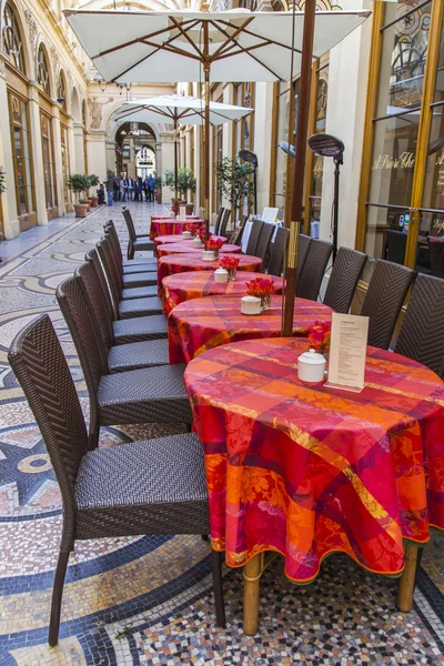 Paris, France, on May 4, 2013. Parisian Passage, typical look. Cafe in a passage — Stock Photo, Image