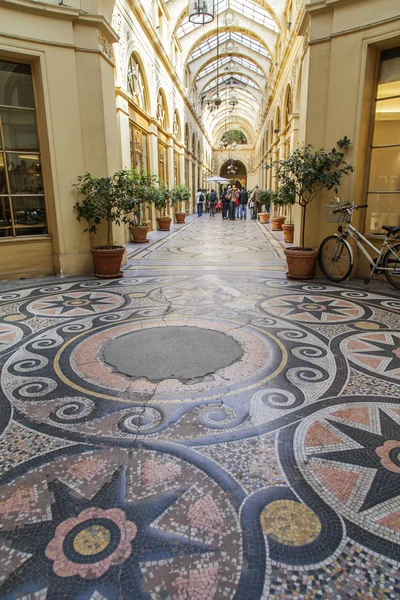 Paris, Frankrike, den 4 maj 2013. Parisiska Passage, typiska utseende. Cafe i en passage — Stockfoto